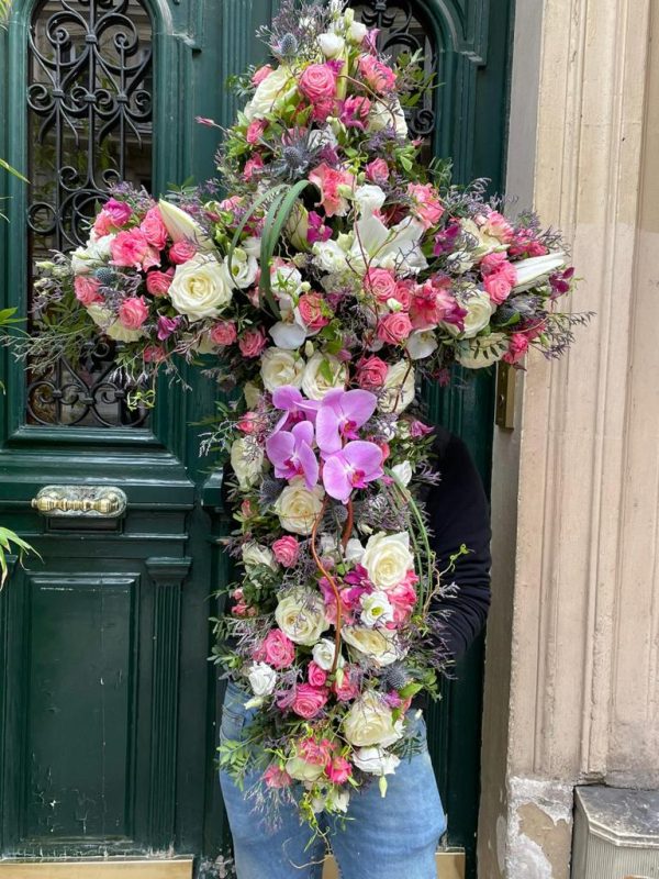 Croix fleurie de décoration pour le deuil - Fleuriste Paris